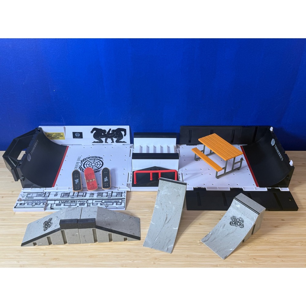 Tech Deck The Berrics Ultimate Skate Park Case with 3 Fingerboards Ramps Rails